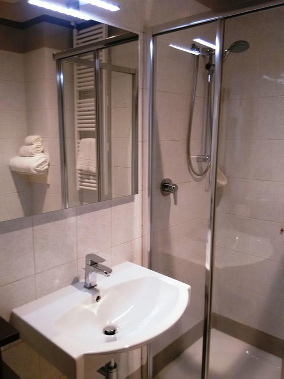 Hotel Villa Nabila Reggiolo Стая снимка